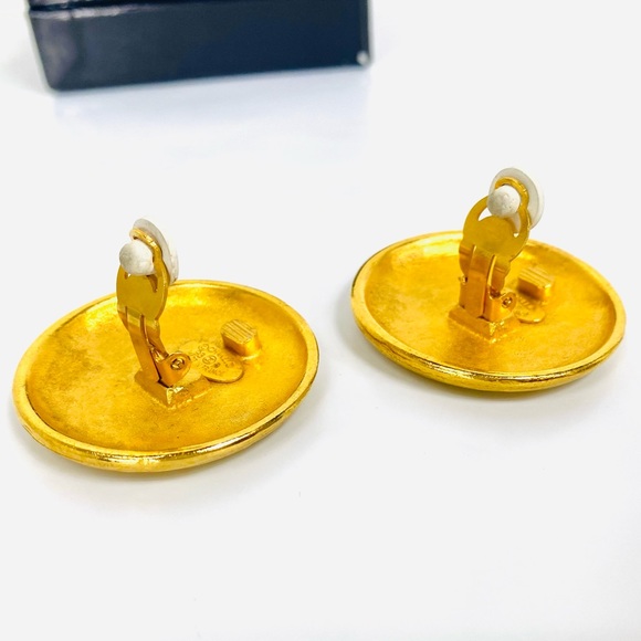 1993 Vintage Chanel CC LOGO Hammered Gold Plated Clip on Earrings - Picture 8 of 16